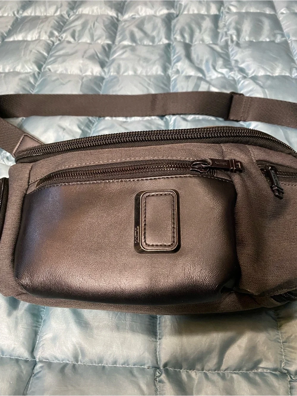 EUC Mens Tumi Black Leather-Front Sling.  Retail $450